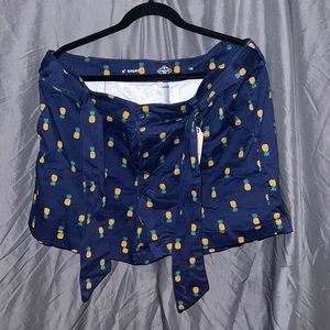 Womens St. John’s Bay 5” short blue pineapple shorts